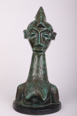 sculpture en bronze d'une tête de femme sur un socle noir