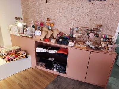 une pièce où il y a beaucoup d'objets posés sur le plan de travail