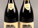 deux bouteilles de vin rouge posées l'une à côté de l'autre sur une table