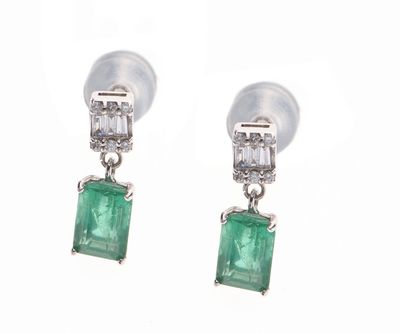 une photo d'une paire de boucles d'oreilles en émeraude et perles