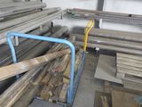 un tas de bois et de métal dans une zone de stockage