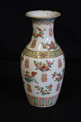 un vase posé sur une surface noire