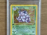gros plan d'une carte pokemon sur une table