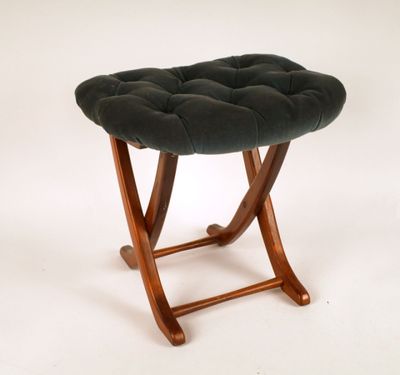 Ce petit tabouret est en bois et son assise est en velours noir.