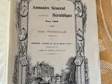 un vieux livre dans lequel figure l'image d'un château