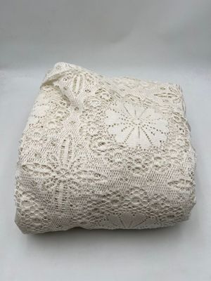 Réunion d'un rideau en dentelle ouvrée et de plusieurs nappe…