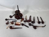 tout un tas de pipes de toutes sortes posées sur la table