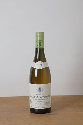 une bouteille de vin posée sur une table à côté d'une bouteille de vin