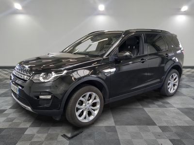 une photo d'un Land Rover noir garé sur un sol à damier