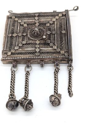 une broche ancienne en argent, avec des clochettes suspendues de chaque côté