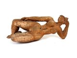 statue représentant un homme nu allongé sur le dos sur une surface blanche