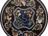 un gros plan sur une table noire ornée d'un motif floral