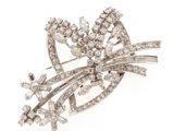 gros plan d'une broche avec des diamants sur un fond blanc