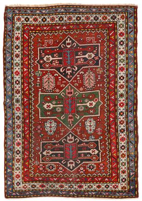un tapis rouge et bleu à motifs géométriques sur fond blanc