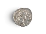 une pièce d'argent représentant une femme