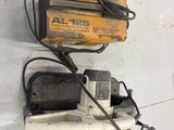 un gros plan d'une machine fixée au mur, à laquelle sont reliés des fils