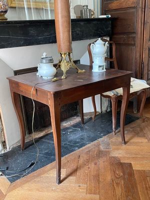 une table en bois sur laquelle est posée une lampe