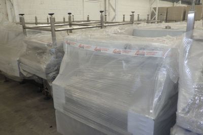 de nombreux sacs en plastique posés par terre dans un entrepôt
