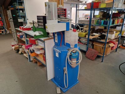 a blue machine that is sitting in the middle of a room