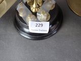 une horloge posée sur une table, avec une étiquette de prix dessus