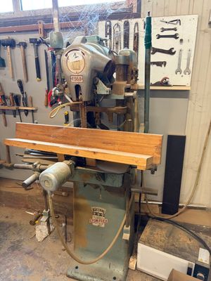 une machine qui se trouve dans une pièce avec de nombreux outils