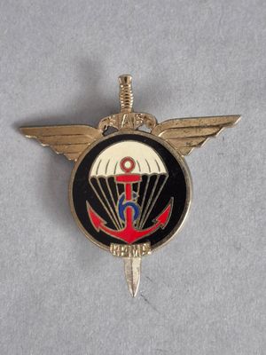 une image représentant un insigne auquel est attaché un parachute