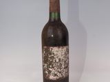 une bouteille de vin posée sur une table