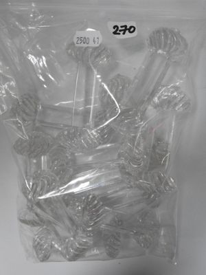 un sac en plastique contenant plusieurs brosses à dents