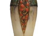 un vase avec un motif sur une surface blanche