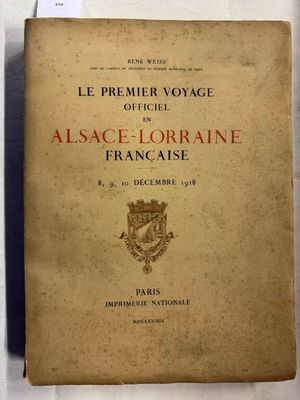un vieux livre posé sur une table, à côté d'une nappe blanche