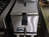 deux cuisinières et un four intégré dans une cuisine