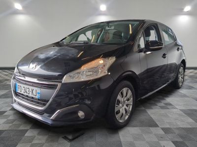 la photo d'une voiture noire garée dans un garage