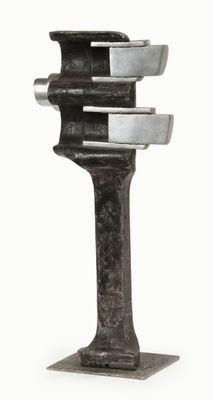 une photo d'une sculpture métallique représentant un porte-couteaux