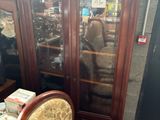 une chaise placée devant une armoire