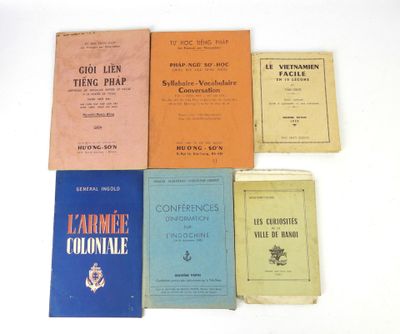 plusieurs livres sont empilés sur une table