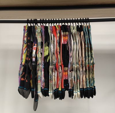 plusieurs paires de chaussettes suspendues à un porte-chaussettes dans une pièce