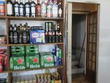 de nombreuses bouteilles et canettes sur les étagères de la pièce