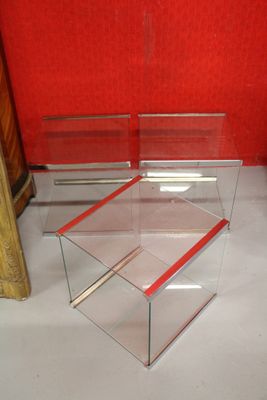 Trois petites TABLES basses en verre et structure en acier c…