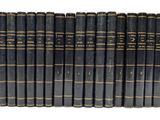 un coffret de six livres à couverture noire et bordures dorées