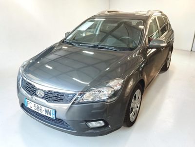 La voiture est garée dans la salle blanche du showroom.
