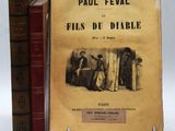 deux livres posés sur une table l'un à côté de l'autre sur une surface blanche