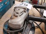 une machine posée sur une table dans une pièce