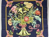 foulard en soie bleu marine orné d'un bouquet de fleurs
