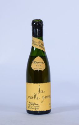 une bouteille de vin posée sur une table