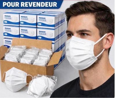 un homme portant un masque, à côté d'une boîte de masques jetables