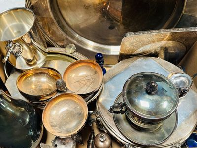une pile de casseroles et de poêles en argent et en cuivre