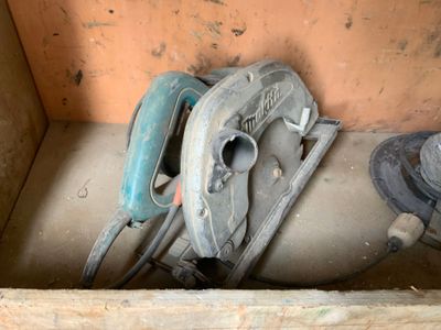 une boîte avec un tas d'outils à l'intérieur