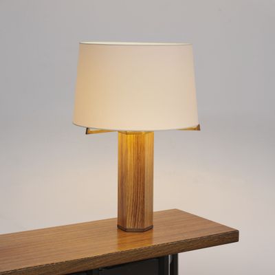 une table en bois sur laquelle est posée une lampe