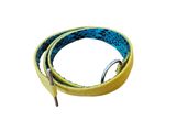 un gros plan d'une ceinture jaune et bleue sur fond blanc