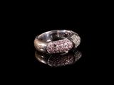 une image d'une bague en diamant sur une surface réfléchissante